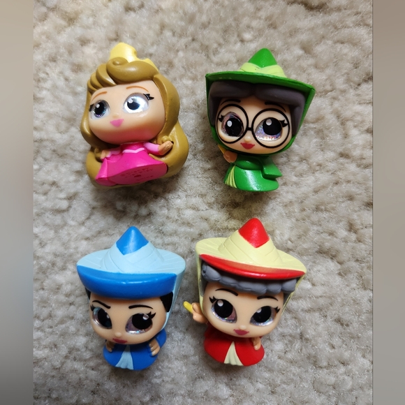 Disney Doorables Series 5 Aurora, Fauna, Merryweather, and Flora - Picture 2 of 4
